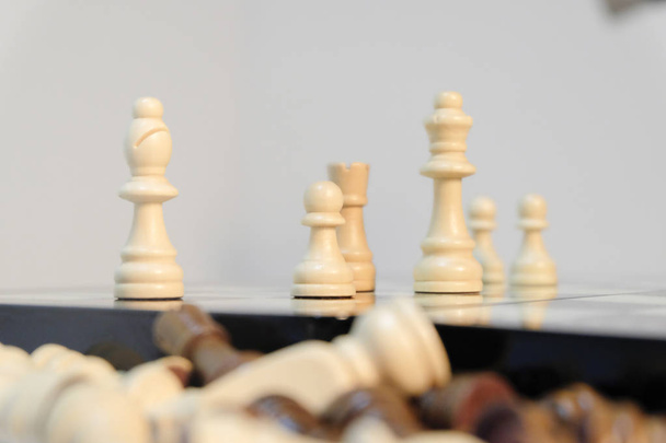 шахові фігури на дошці ідеально підходить для лідерства та бізнесу
 - Фото, зображення