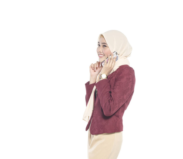 Comunicação e tecnologia conceito, mulher hijab bonita com cara feliz, fazer um telefonema
  - Foto, Imagem