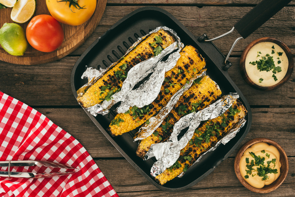grilled corn on wooden table - Foto, imagen