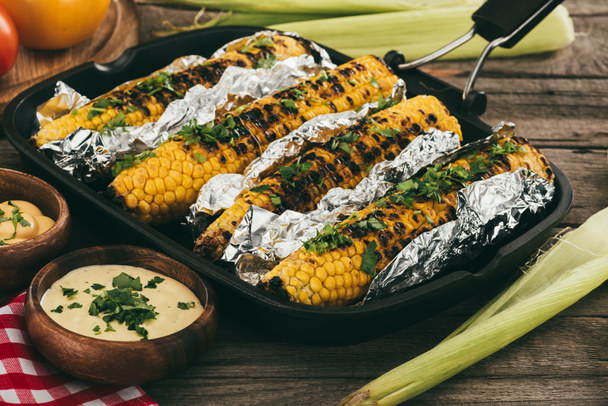 grilled corn covered in foil - Фото, изображение