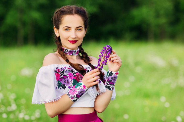 Bella ucraina adolescente che tiene il lupino in mano
 - Foto, immagini