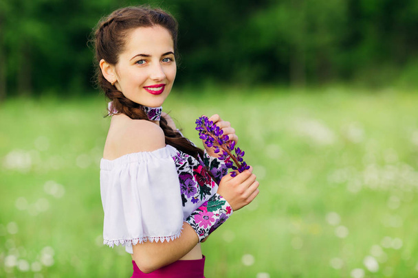 Menina muito ucraniana com ombro nu sorrindo e segurando lu
 - Foto, Imagem