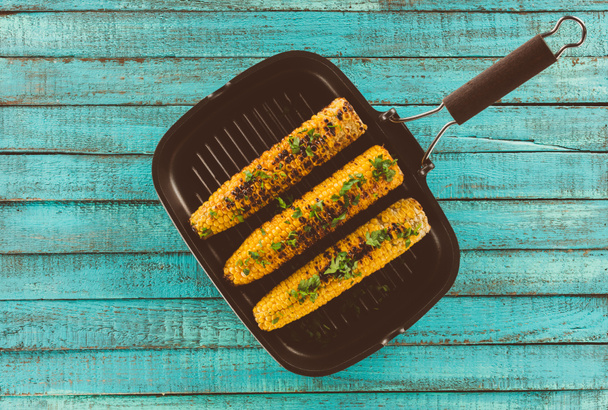 grilled corn on frying pan - Фото, зображення