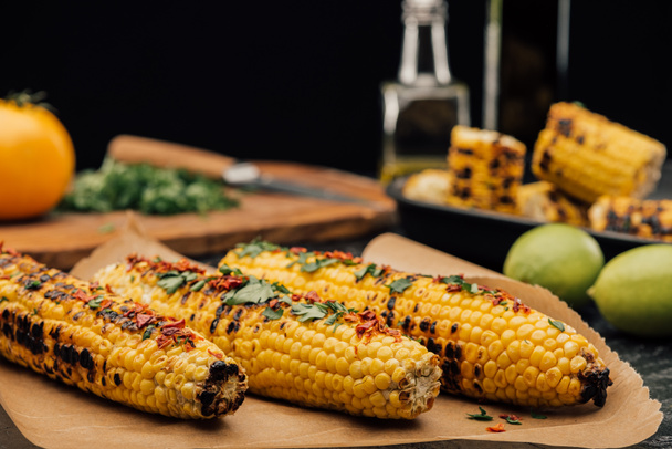 grilled corn with spices - Фото, зображення
