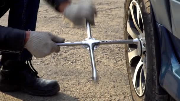 Az ember változik egy autó kerék - Felvétel, videó