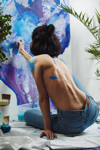 Гола жінка задній вид, що працює над акварельним живописом стіни
 - Фото, зображення