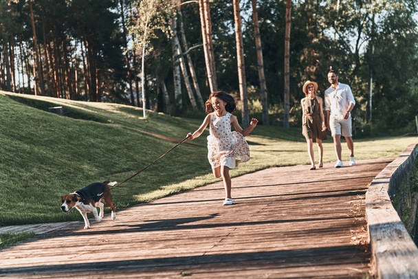 girl with parents and beagle dog - Foto, afbeelding