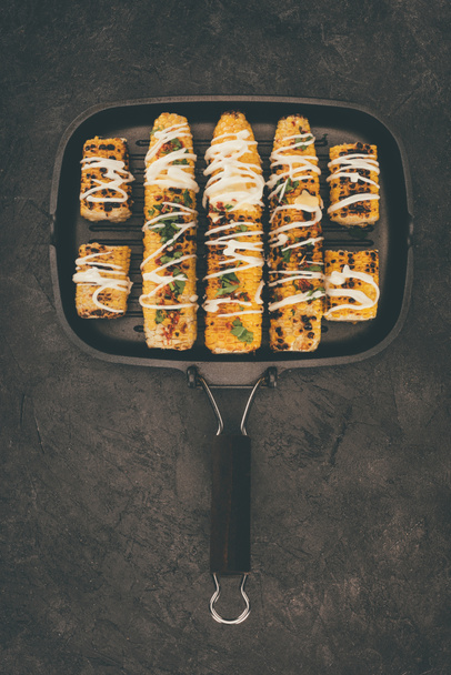 frying pan with grilled corncobs - Photo, Image