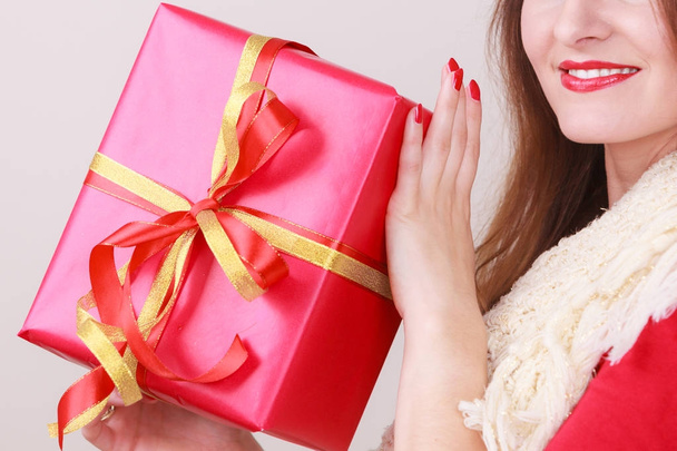 Woman with red christmas gift box - Zdjęcie, obraz