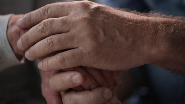 Seniorenpaar hält Händchen - Filmmaterial, Video