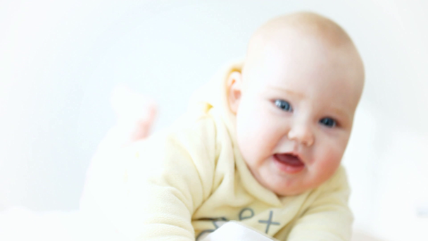 Bebê sorridente no fundo claro
 - Filmagem, Vídeo