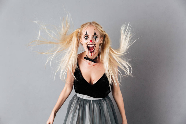 Retrato de una loca mujer rubia riendo en Halloween
 - Foto, imagen