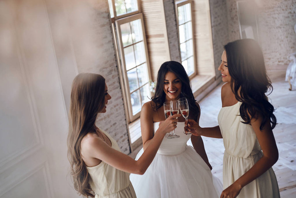 novia con hermosas damas de honor beber champán
 - Foto, Imagen