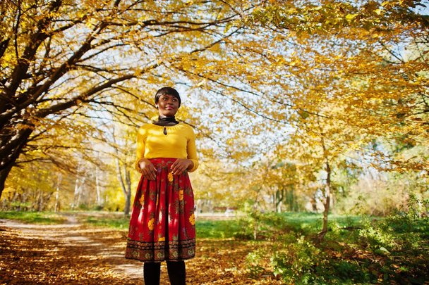 African american girl at yellow and red dress at golden autumn f - Foto, Imagem