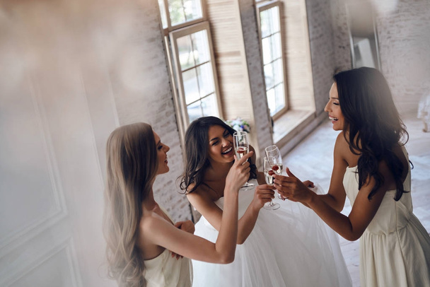 bride with beautiful bridesmaids drinking champagne - Zdjęcie, obraz