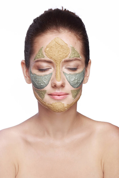 портрет девушки с косметической маской на лице
 - Фото, изображение