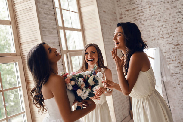bride with beautiful bridesmaids - Photo, Image