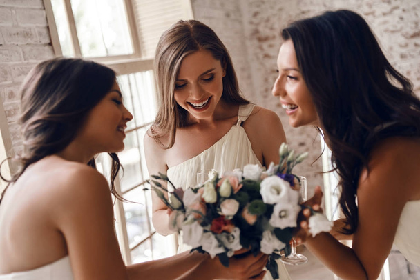 bride with beautiful bridesmaids - Foto, Imagem
