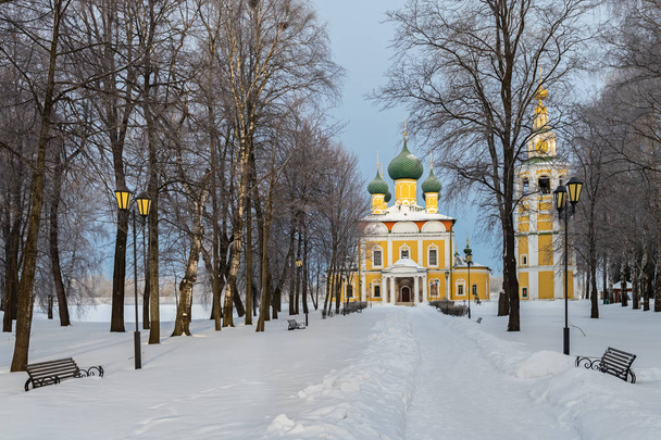  Pad naar de kathedraal van de verheerlijking van de Oeglitsj Kremlin, Rusland   - Foto, afbeelding