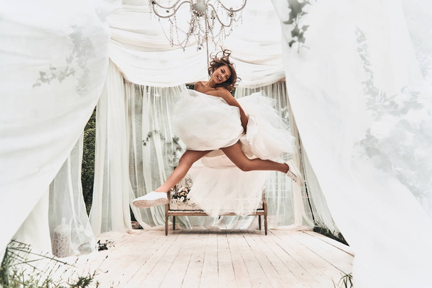 woman in wedding dress jumping - Foto, imagen