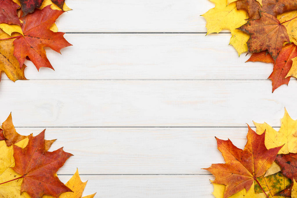 Herbst Ahorn Blätter auf weißem Holzhintergrund - Foto, Bild