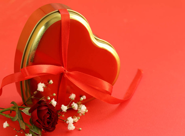 Boldog Valentin-nap ünnep virágok és szívek szerelem szimbólumok - Fotó, kép