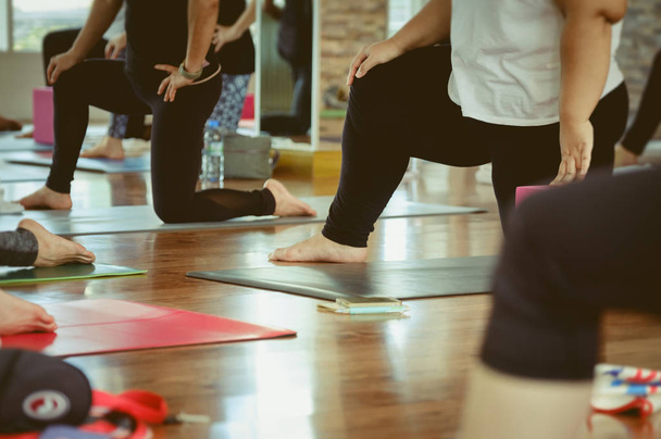 Yoga Pratik egzersiz dersi  - Fotoğraf, Görsel