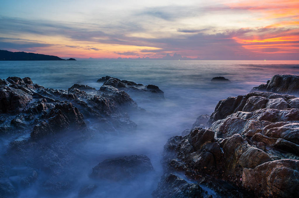 Морской закат или восход солнца с красочным небом и облаком в сумерках
 - Фото, изображение