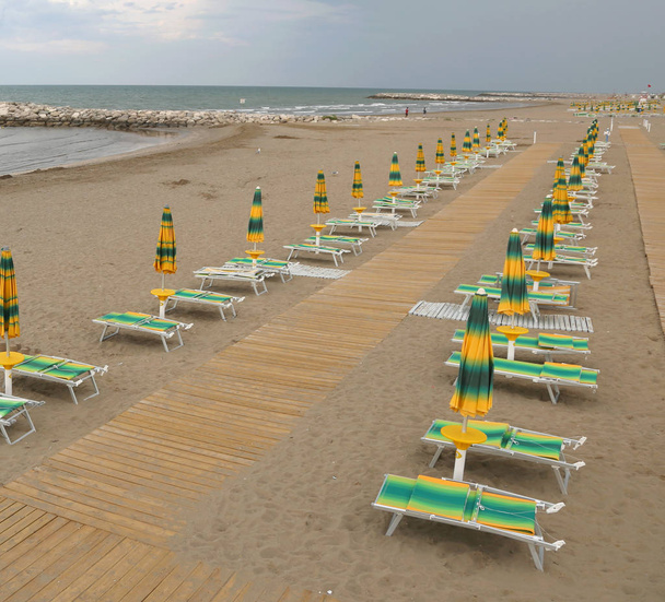 Plaj şemsiye ve şezlonglar ile izlerken cankurtaran  - Fotoğraf, Görsel