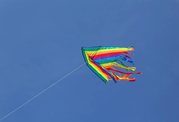 όμορφα χρωματιστά χαρταετός ψηλά στον ουρανό - Φωτογραφία, εικόνα