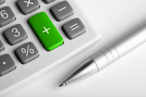 Калькулятор и ручка. плюс зеленая кнопка
 - Фото, изображение