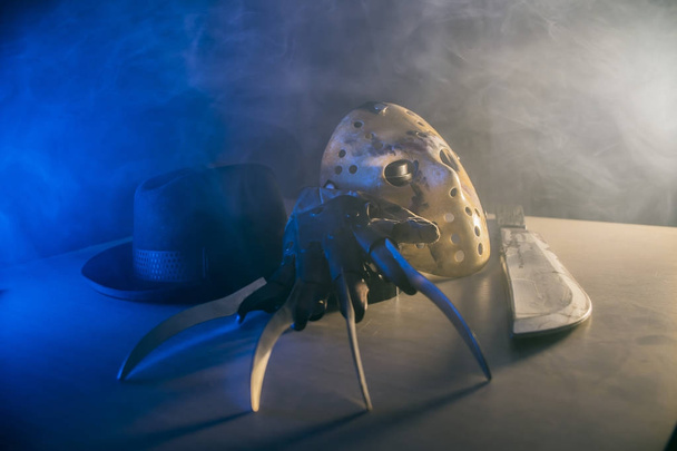  costumes effrayants maniaques avec des couteaux et des machettes fond sur Halloween
 - Photo, image