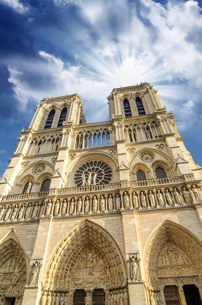 Felhők fölött a párizsi Notre-Dame - Fotó, kép
