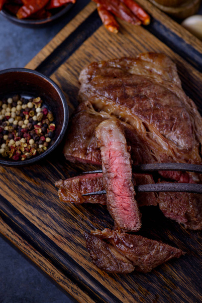 Sliced medium rare grilled steak and pepper - Foto, Imagen