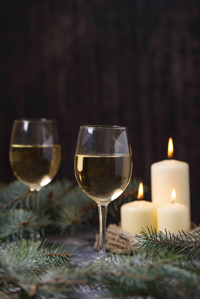 Dois vinhos de vidro e velas
 - Foto, Imagem