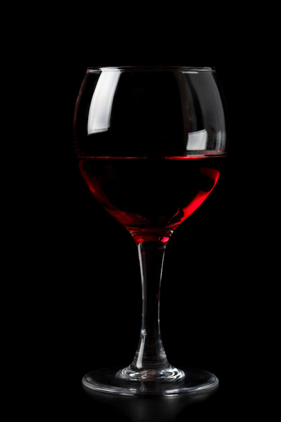 rode wijn in glazen geïsoleerd op zwart - Foto, afbeelding