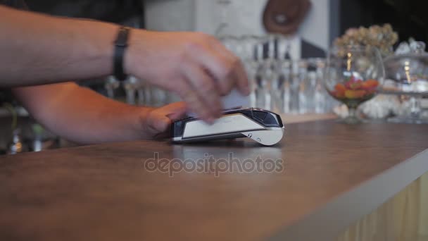 Realización del pago con tarjeta de crédito y terminal pos, cheque impreso. una cafetería
 - Imágenes, Vídeo