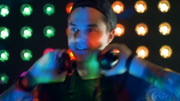 A DJ claps his hands and dances to music. - Materiał filmowy, wideo