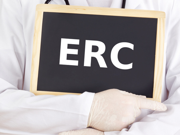 Arzt zeigt Informationen auf Tafel: erc - Foto, Bild