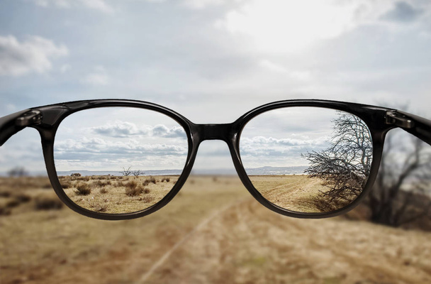 Σαφές όραμα μέσα από τα γυαλιά - Φωτογραφία, εικόνα