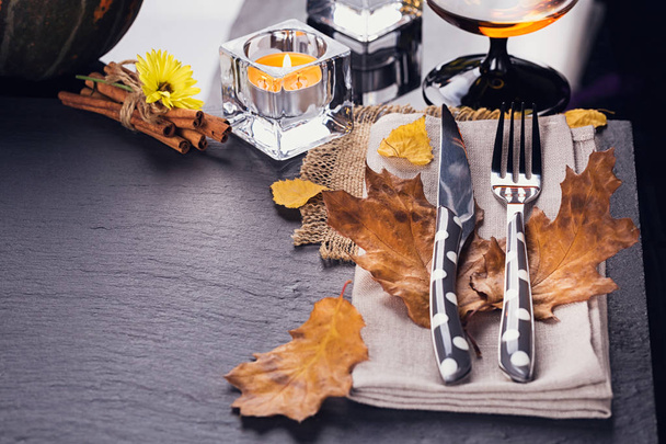 de instelling van de tabel met herfst decoratie voor thanksgiving. - Foto, afbeelding
