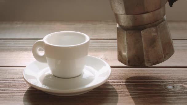 Person gießt Kaffee in kleine Tasse - Filmmaterial, Video