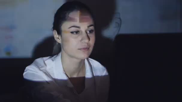 genç kadın bilgisayarda karanlık bir odada oturan Internet'te bilgi arıyor - Video, Çekim