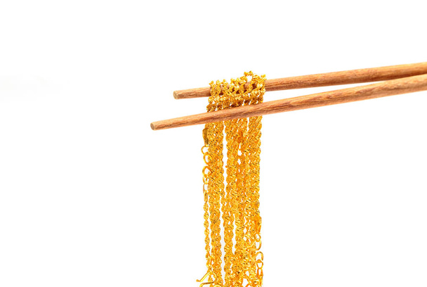 Palillos con cadenas doradas aisladas sobre fondo blanco
 - Foto, Imagen