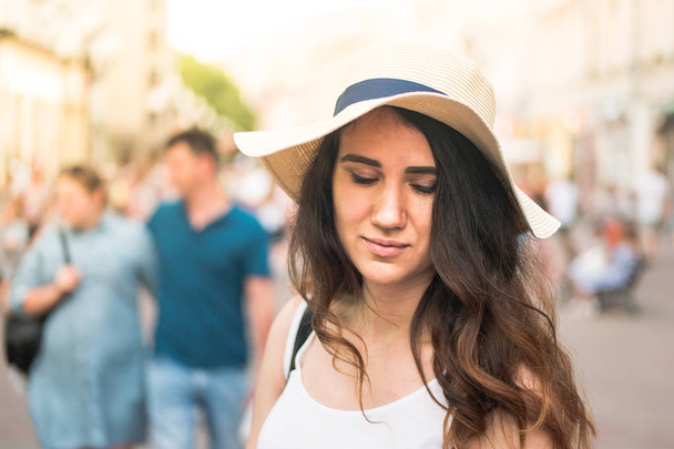Chica con sombrero en el día de verano en la calle
. - Foto, imagen