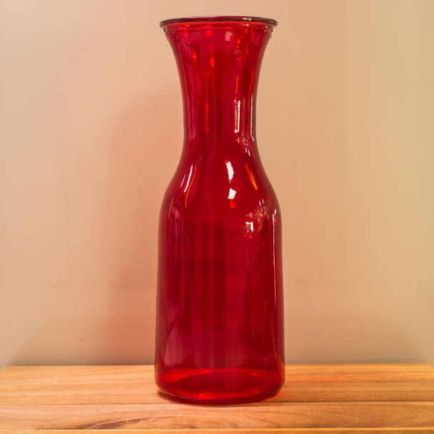 magas piros üveg kancsó-a hideg italok - Fotó, kép