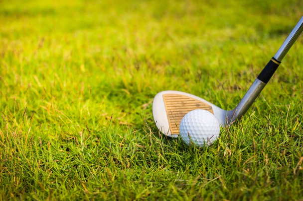 Golfclub en bal in gras - Foto, afbeelding
