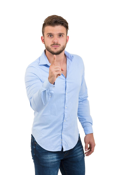 Vzrušený vousatý muž v kostkované košili, ukazují prstem na kameru izolovaných na bílém pozadí - Fotografie, Obrázek