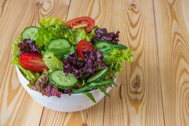 Taze salata karışık yeşillik, kiraz domates ve salatalık ile - Fotoğraf, Görsel