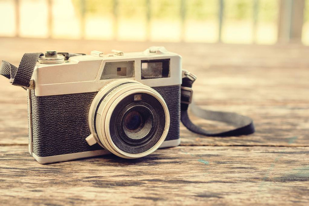 Vecchia fotocamera retrò Film su sfondo di legno che era stato popolare in passato
 - Foto, immagini